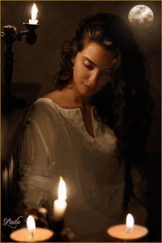 свеча девушка GIF