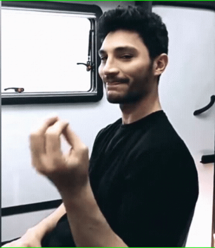 İlhanşen Capisce GIF