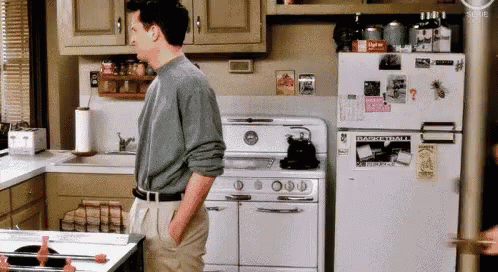 Joey Le Da Un Abrazo A Chandler Porque Le Quiere GIF