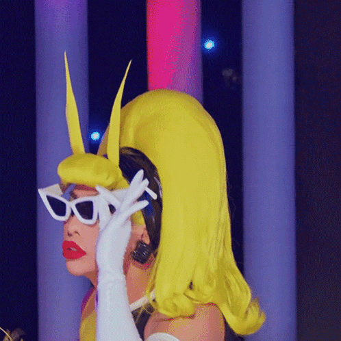 Looking Around Eva Le Queen GIF