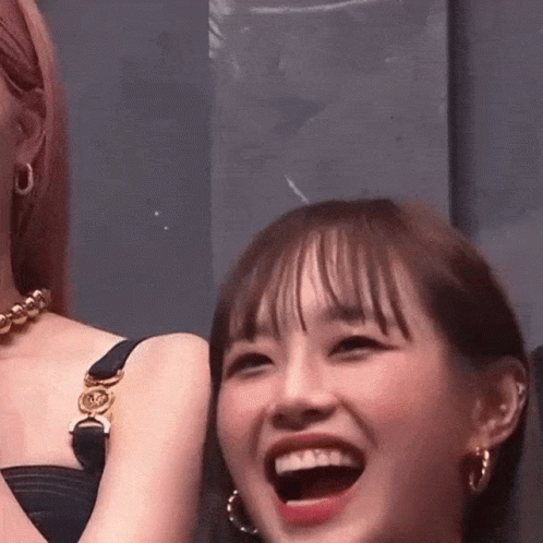 Loona Chuu First She Laughed Then She Laughent Quick Fast Facial Expression Change Laughing Laugh Then Serious Poker Face GIF