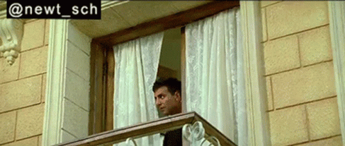 Mujhse Shaadi Karogi Akshay Kumar Sunny Looking At Rani Balcony Scene GIF