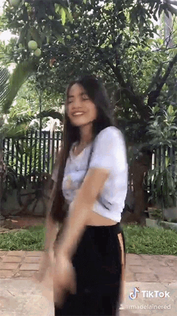 Nasaan Madelaine Red GIF