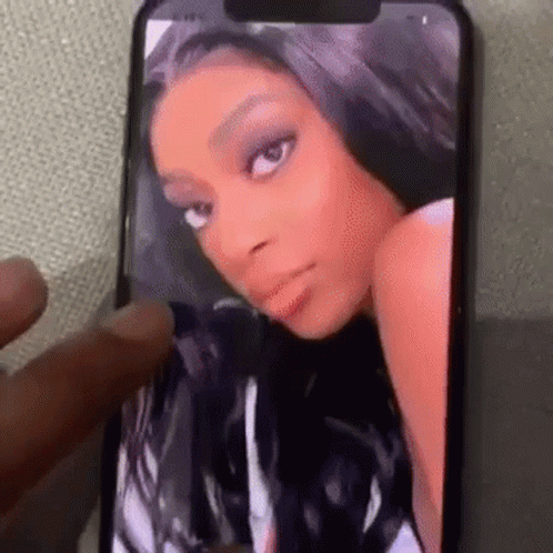 No Weave Or Makeup What She Looks Like On Photos GIF