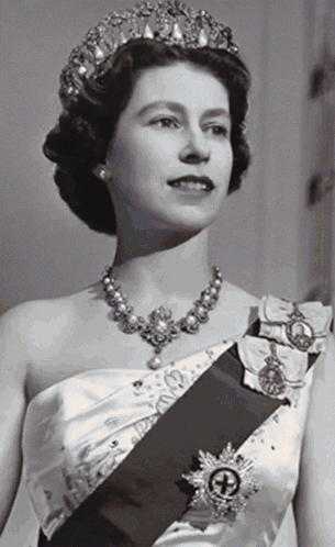 Queen Elizabeth Queen Elizabeth Ii GIF