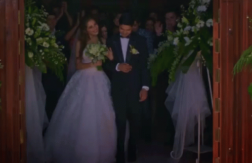 Saliendo De Misa Novios Enamorados GIF
