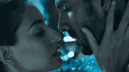 नज़रेंमिलाना Disha Patani GIF
