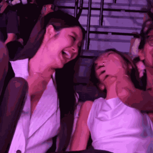 น้ําตาลฟิล์ม Namtantipnaree High Five GIF