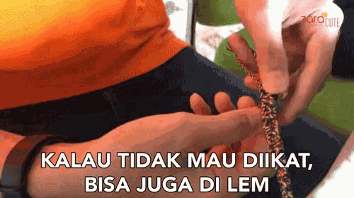 Cara Membuat Gelang Kalau Tidak Mau Diikat GIF