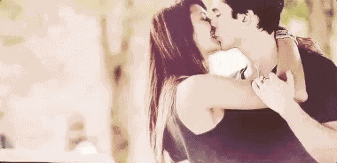 Casal / Coração / Feliz Dia Dos Namorados / Beijo GIF