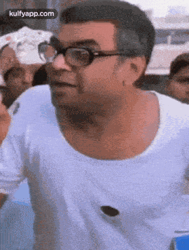 Jisko Garam Panise Nahana Hai Uske Liye Garam Pani Ka Nal Jisko Thande Se Uske Liye Thanda Pani Ka Nal.Gif GIF