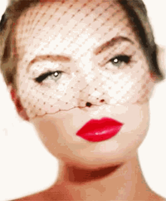Linda Margot Robbie GIF