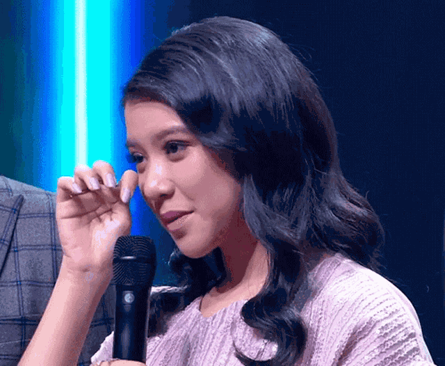 Menghapus Air Mata Tiara Idol GIF