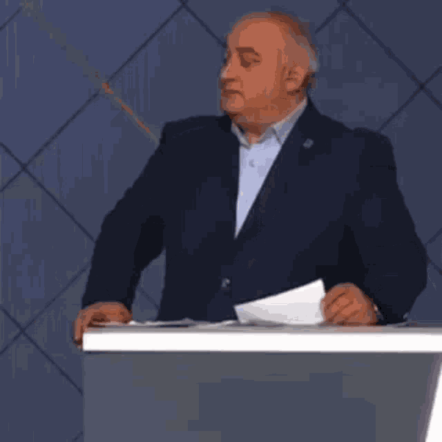 Pendos Qarozarshav GIF