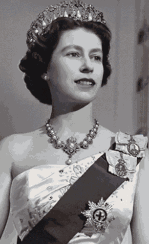 Queen Elizabeth Queen Elizabeth Ii GIF