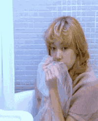 遮脸 盖脸 捂脸 害羞 郑秀妍 美女 GIF