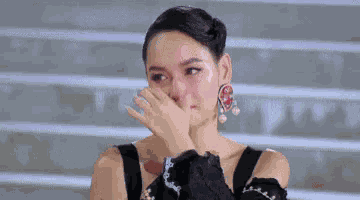 บี เช็ด เช็ดน้ำตา ซับน้ำตา GIF