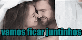 Vamos Ficar Juntinhos / Casal Apaixonado / Casal Na Cama / Abraçados GIF