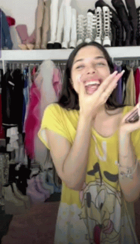 Yeri Mua Riendo GIF